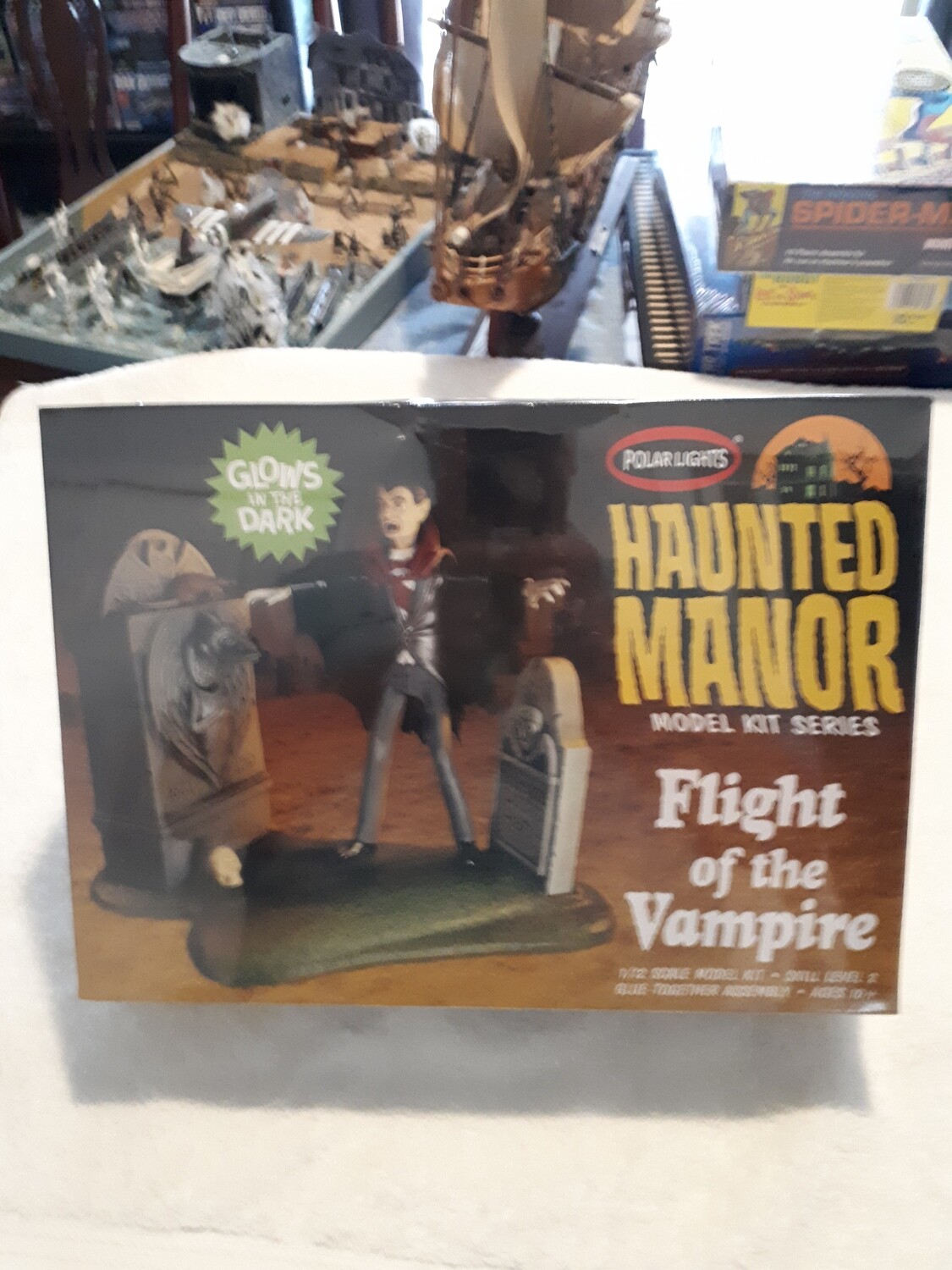 POLAR LIGHTS FLIGHT OF THE VAMPIRE GLOW IN THE DARK MODEL KIT
