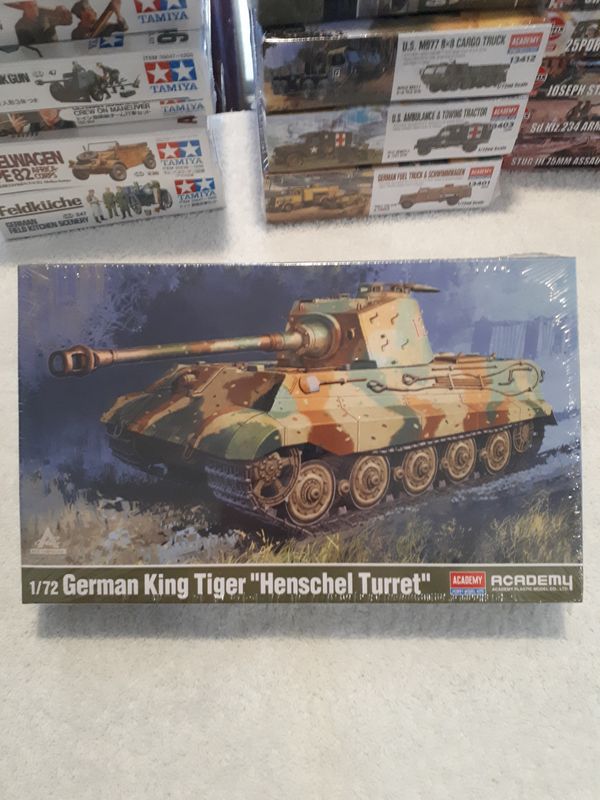 German King Tiger Tank "Henschel Turret" Military  Model Kit by Academy