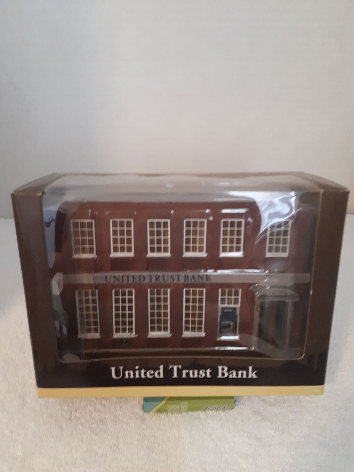 HO Scale United Trust Bank by Bachmann