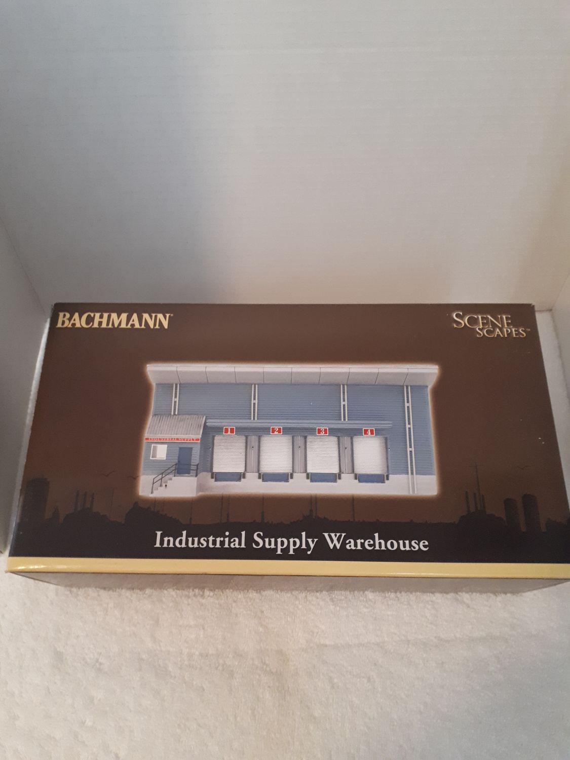 HO Scale Industrial Supply Warehouse by Bachmann