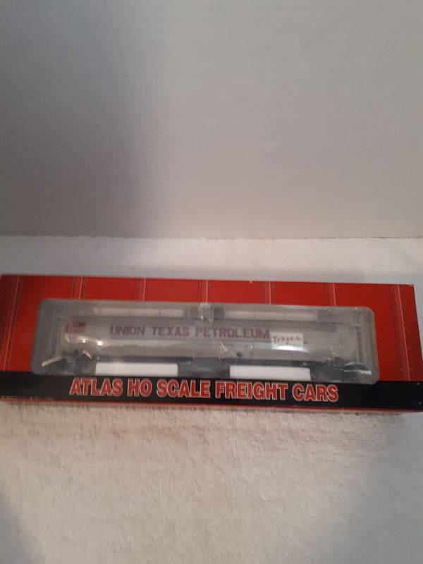 HO Scale 33,000 Gallon Tank Car