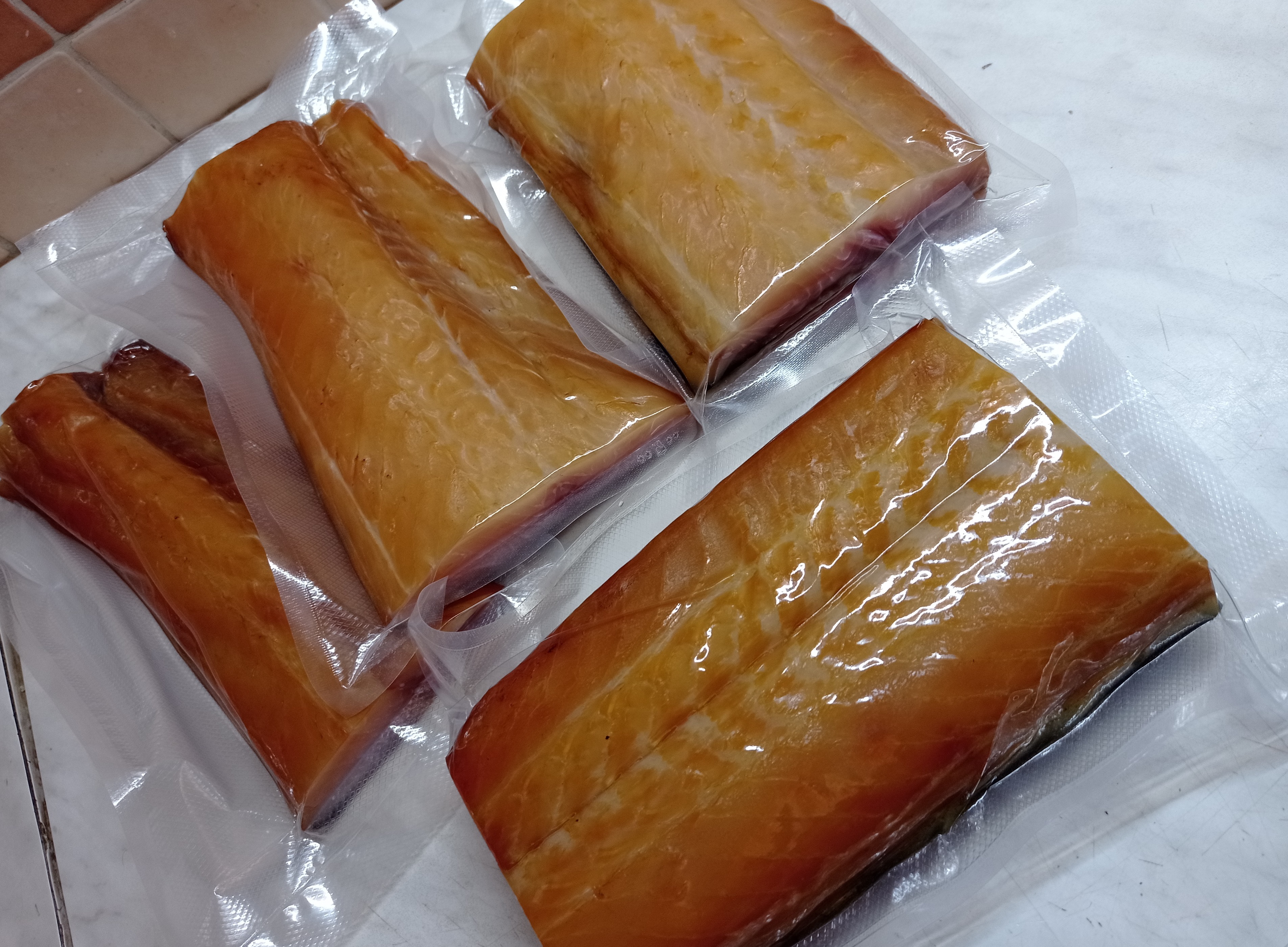 сом филе холодного копчения. астраханский балык. сом балык холодного копчения. филе сома копченое. юкола щуки холодного копчения.