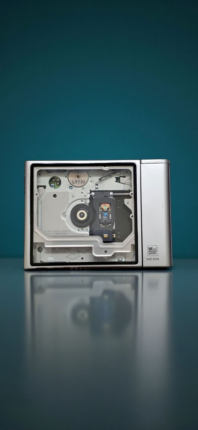 Sony MZ-E25 with Retangular Clear Front Window