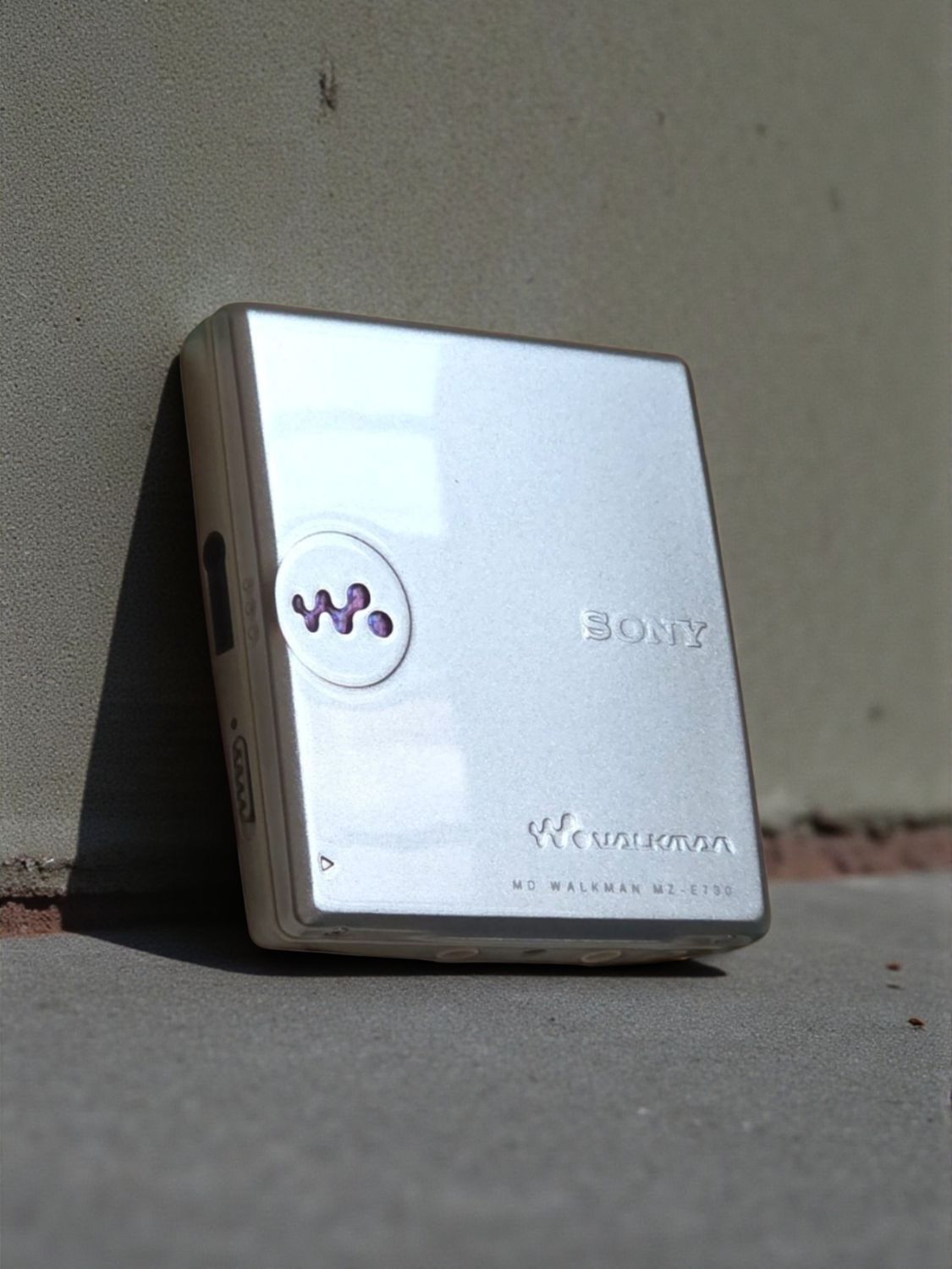 Recoloured Sony Glossy Silver MZ-E730