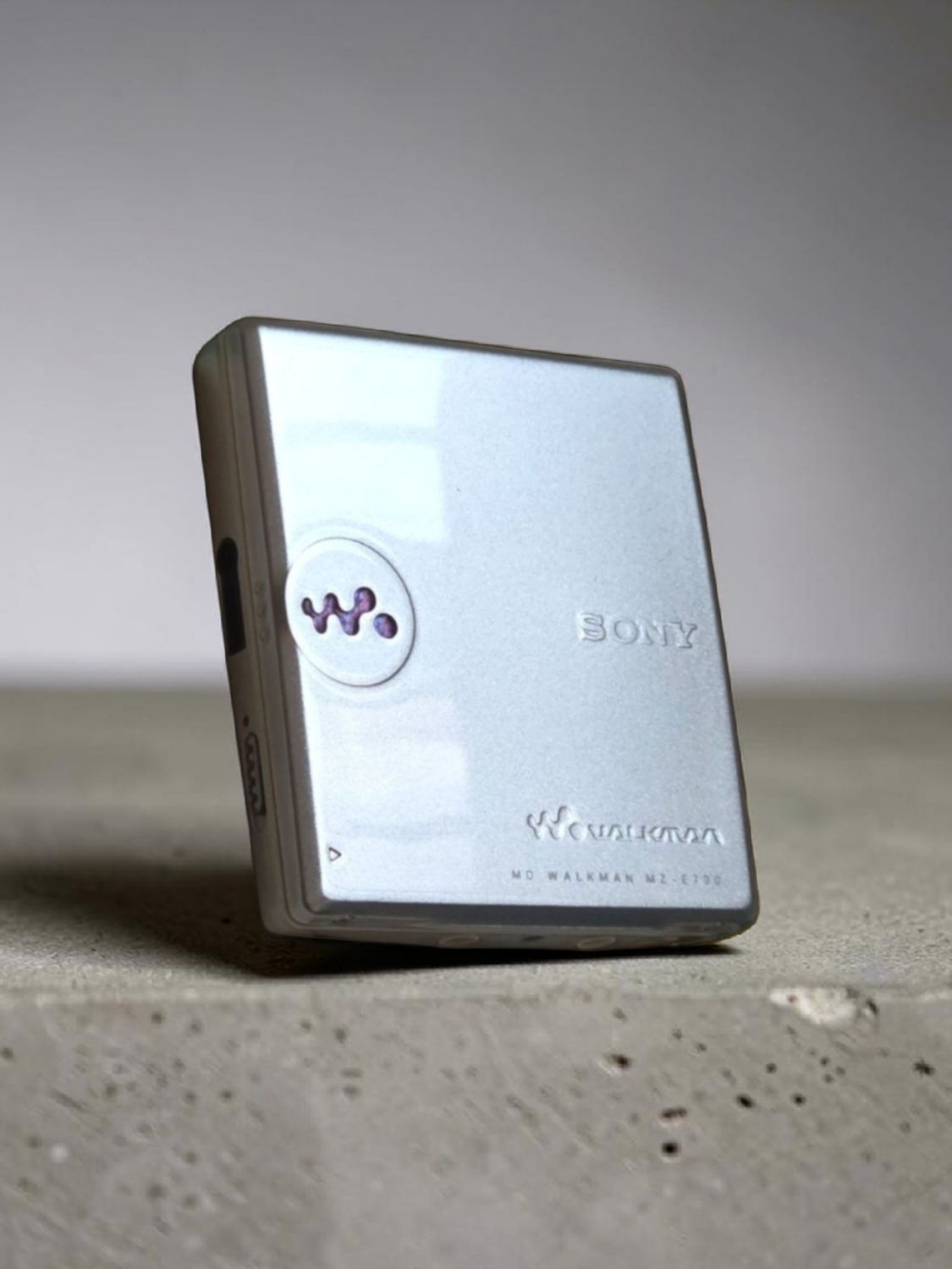 Recoloured Sony Glossy Silver MZ-E730