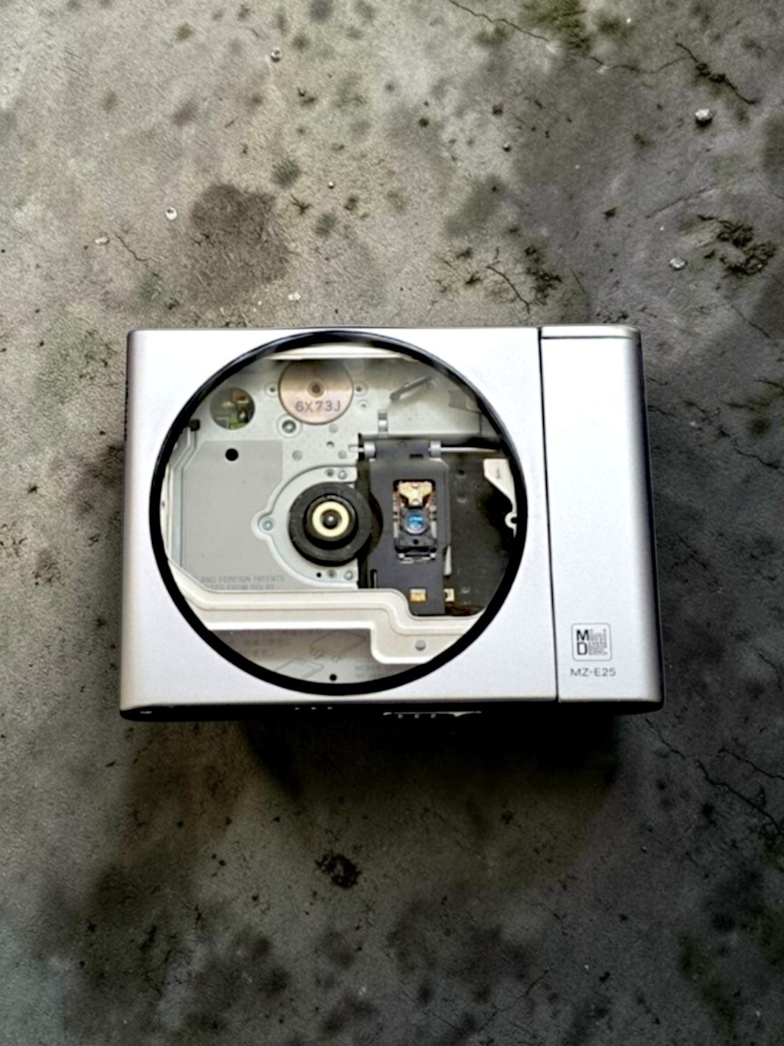 Sony MZ-E25 with circular Clear Front Window