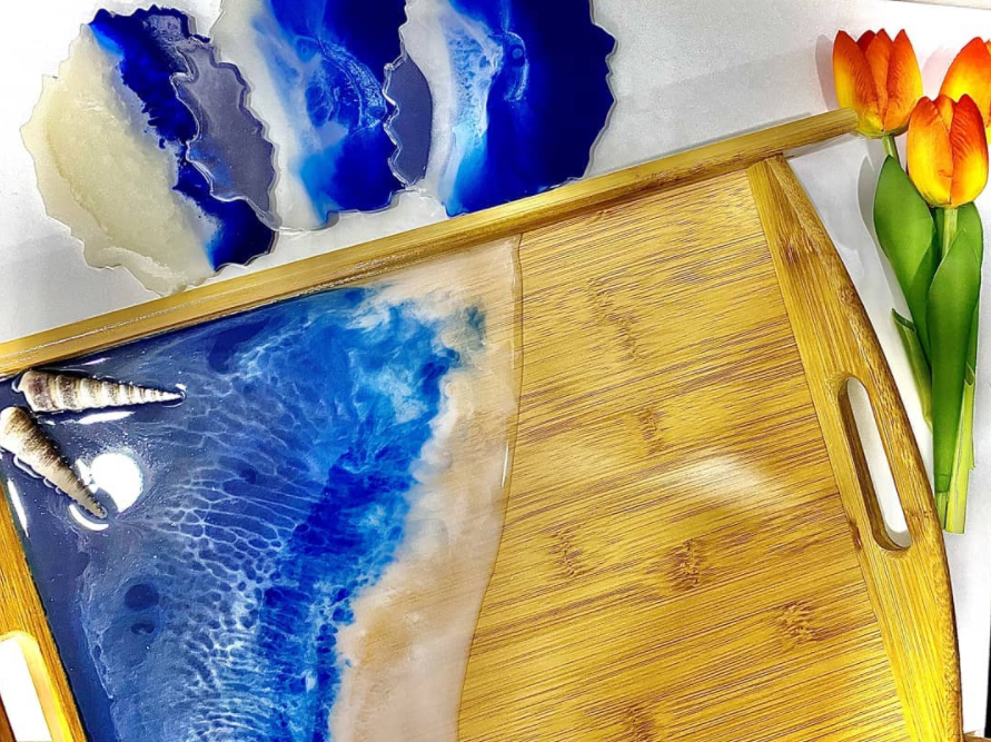 Blue Ocean Resin Tray with 4 Risin coasters set 
طقم صينية زرن باللون الأزرق البحري مع طقم مكون من 4 قواعد للأكواب