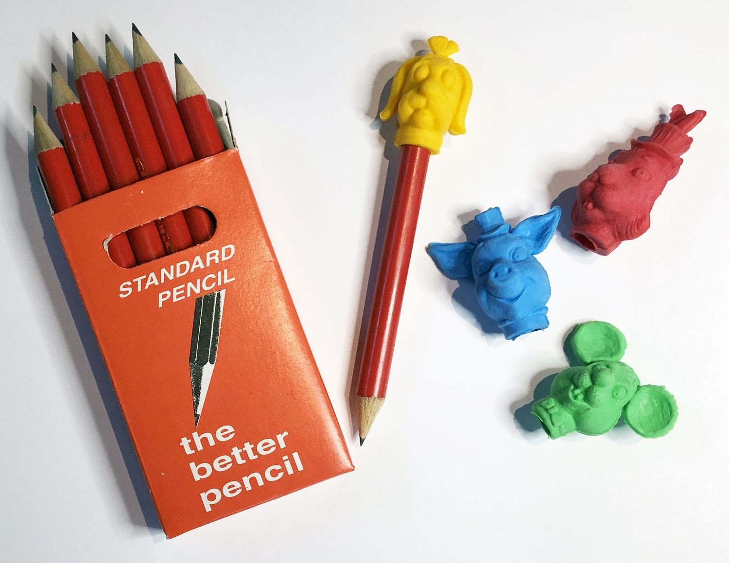 Crayons gris et gommes assorties