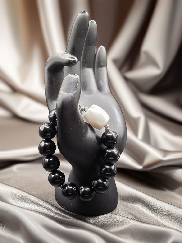 Black Onyx with off white focal