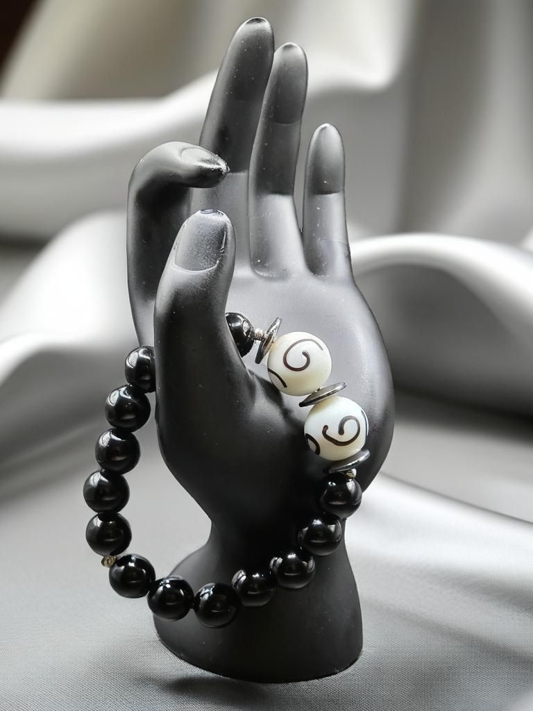 Beautiful Woman&#39;s Black Beaded Bracelet with White Focal