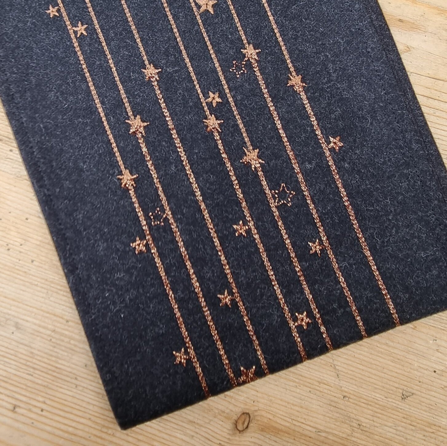Sander exklusives Tischband Star Rain schwarz mit  hochwertiger Stickerei - Wolle