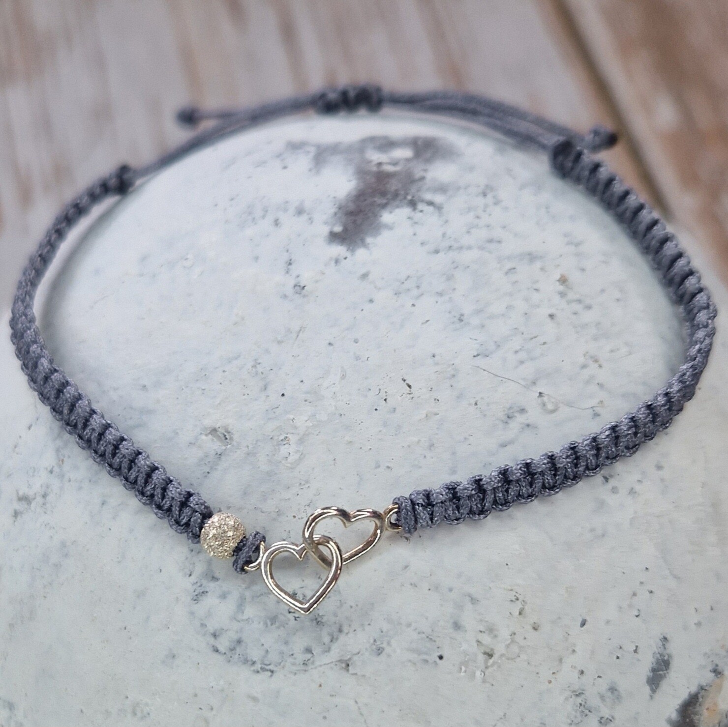 Armband mit verschlungenen Herzen 925 Silber und 925 Silberperle Stardust, grau