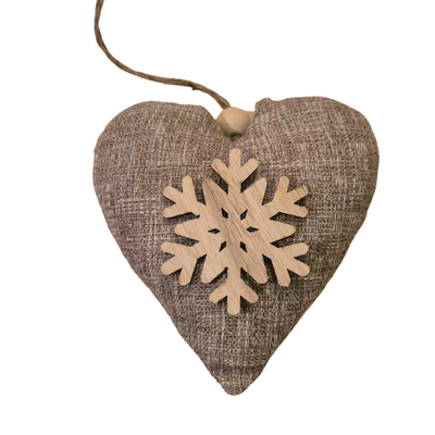Stoffanhänger Herz mit Schneeflocke aus Holz, hellbraun Stoffanhänger Herz mit Schneeflocke aus Holz, hellbraun