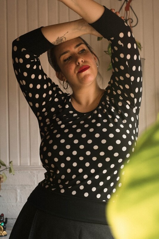 Vika Dots/ Negro