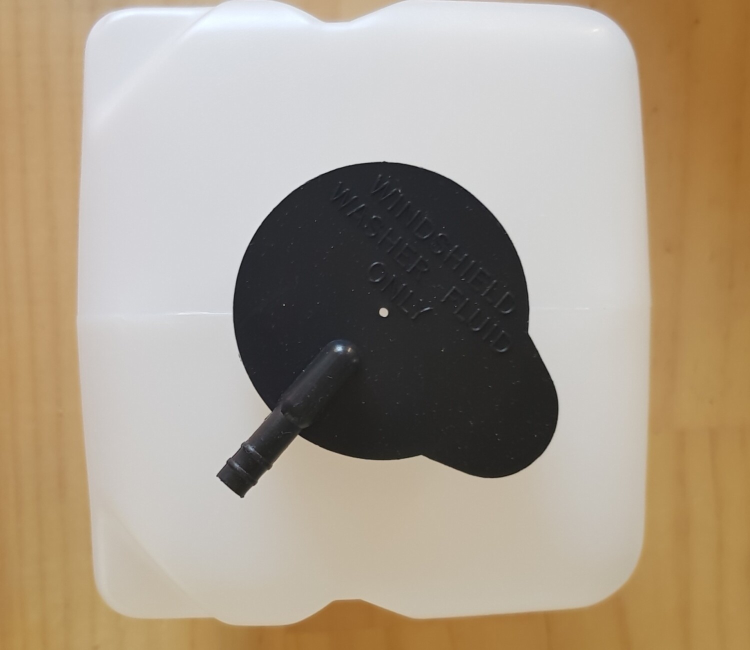 BOTTLEWINDSHIELD WASHER FLUIDWITH CAP, HOSE AND FILTERWITH OUT AIR