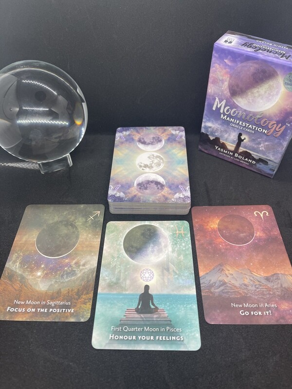 Moonology Manifestation Oracle Deck: Harness the Power of the Moon for Manifestation