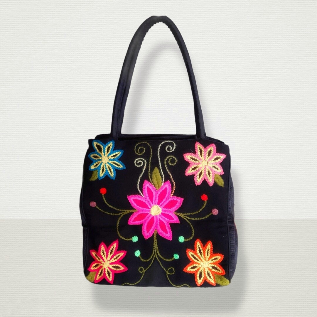 Bolso grande bordado en punto ayacuchano