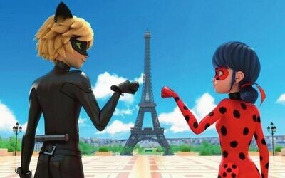 Image Miraculous: Ladybug et Chat Noir devant la Tour Eiffel