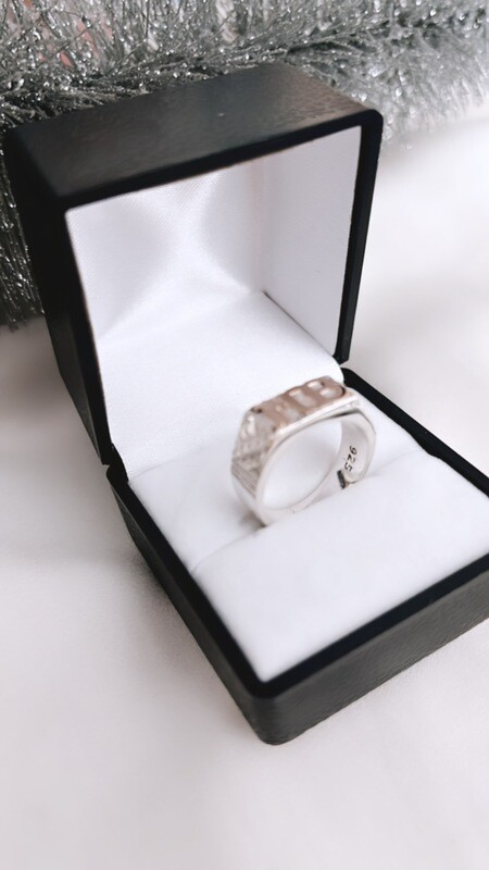 Anillo mesa con iniciales en oro dama