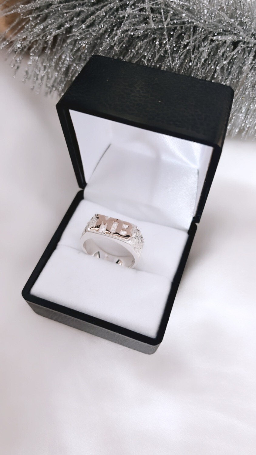 Anillo mesa con iniciales en oro dama