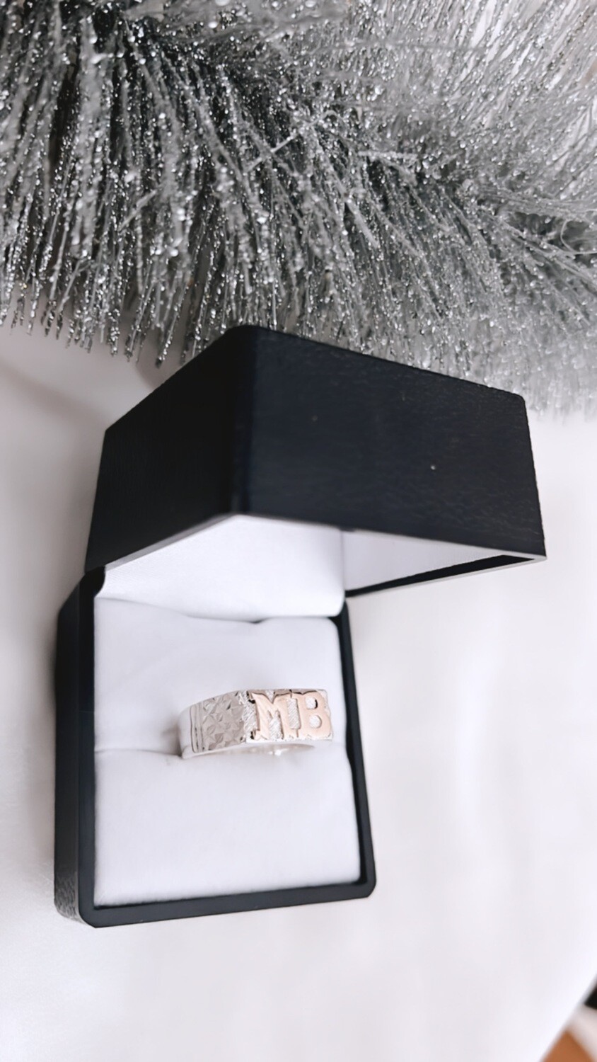 Anillo mesa con iniciales en oro dama