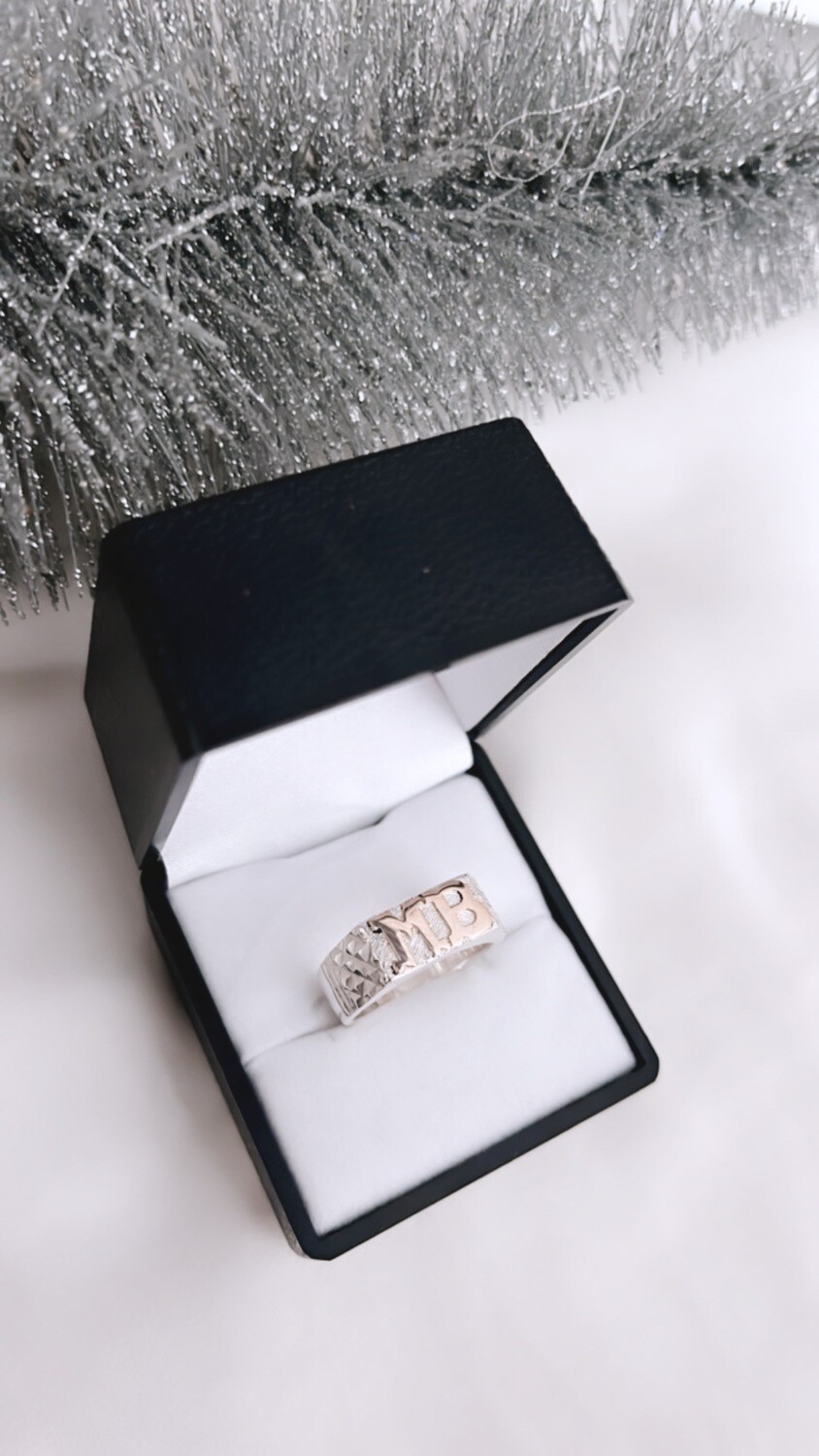 Anillo mesa con iniciales en oro dama