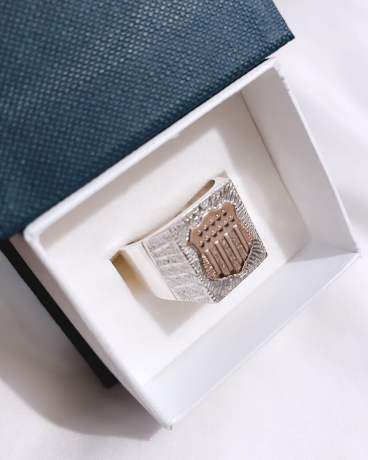 Anillo de mesa escudo Plata 925 y oro 9k