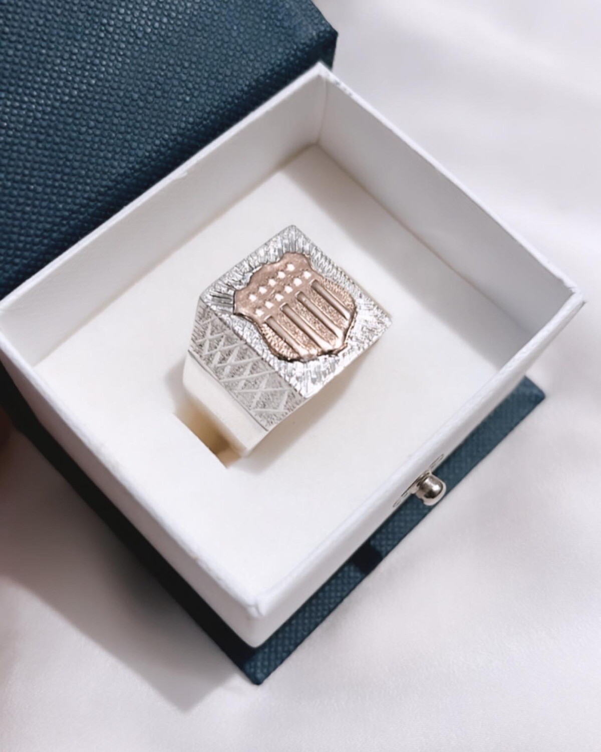 Anillo de mesa escudo Plata 925 y oro 9k