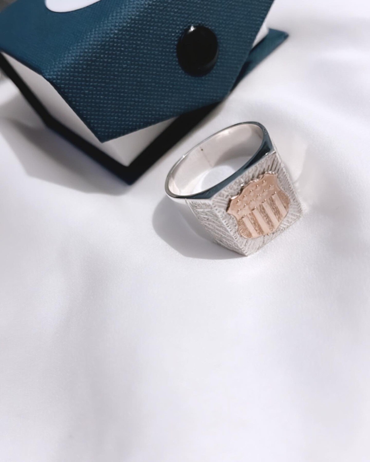 Anillo de mesa escudo Plata 925 y oro 9k
