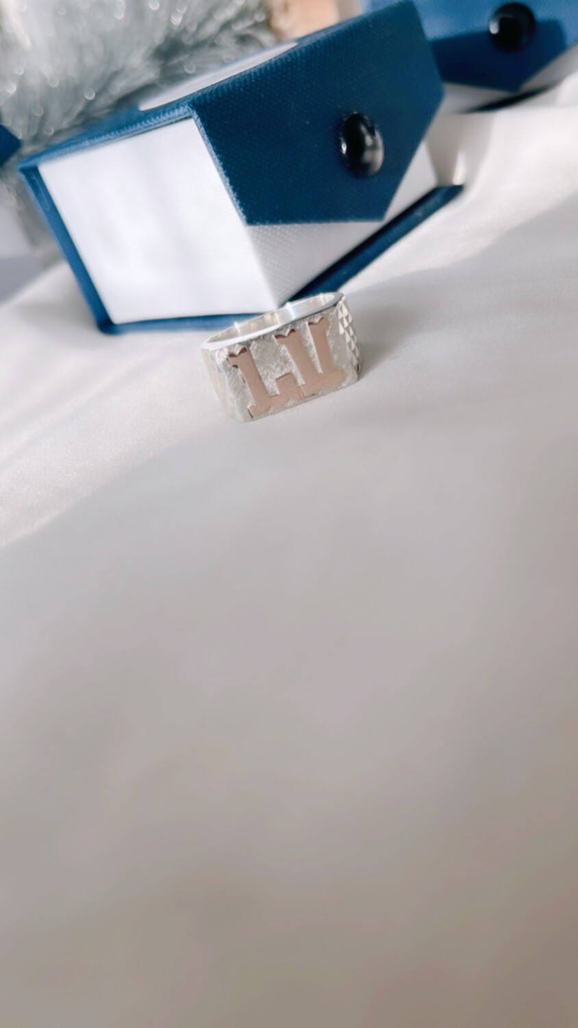 Anillo mesa iniciales oro caballero