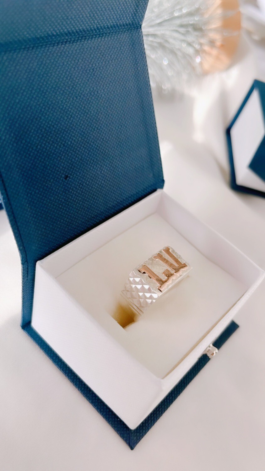 Anillo mesa iniciales oro caballero
