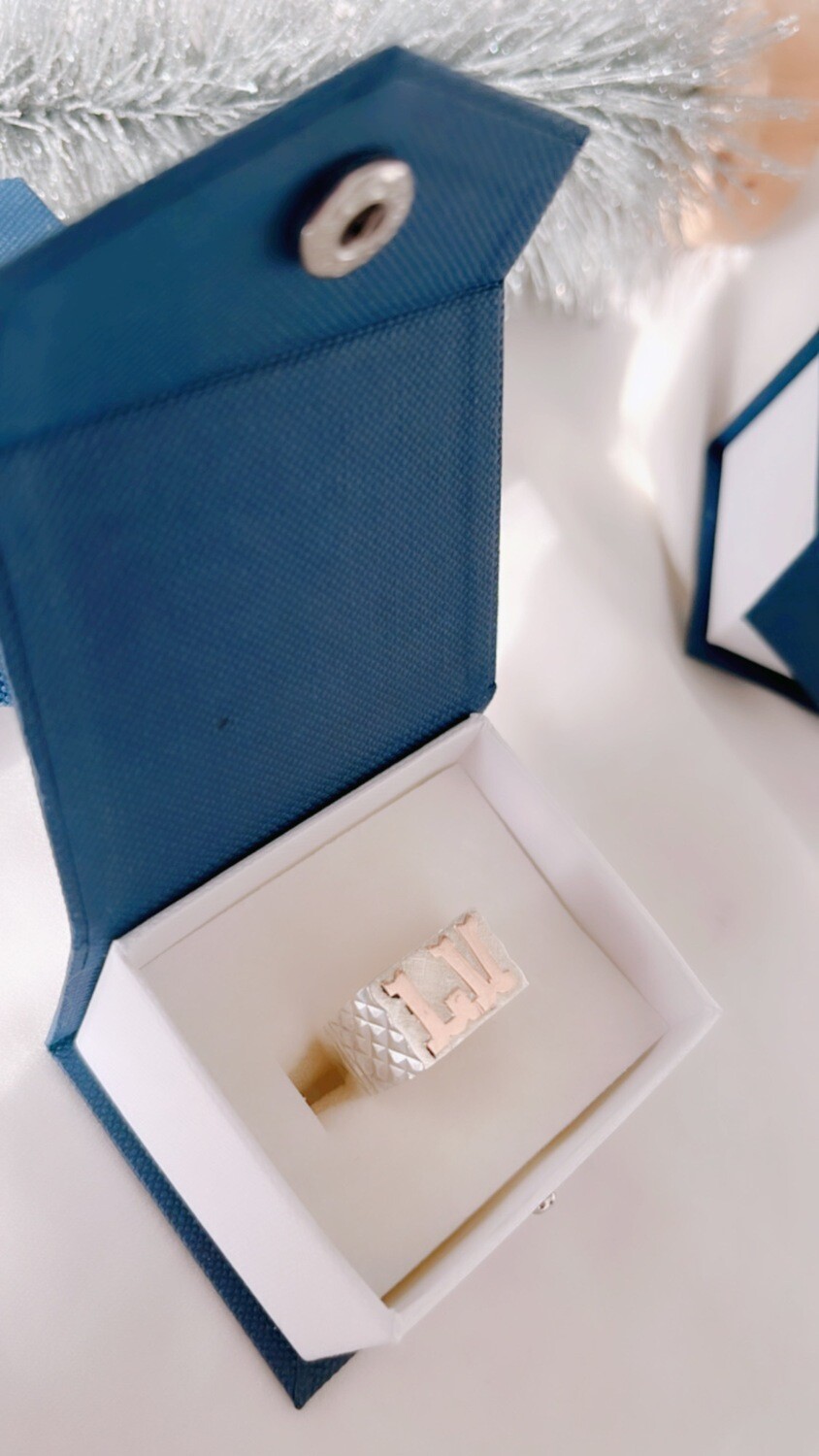 Anillo mesa iniciales oro caballero