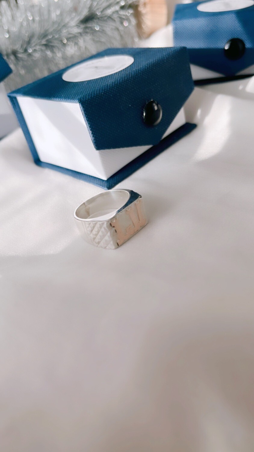 Anillo mesa iniciales oro caballero
