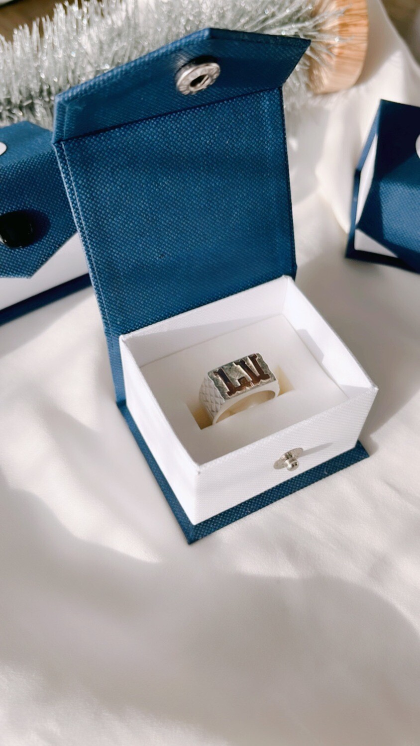 Anillo mesa iniciales oro caballero