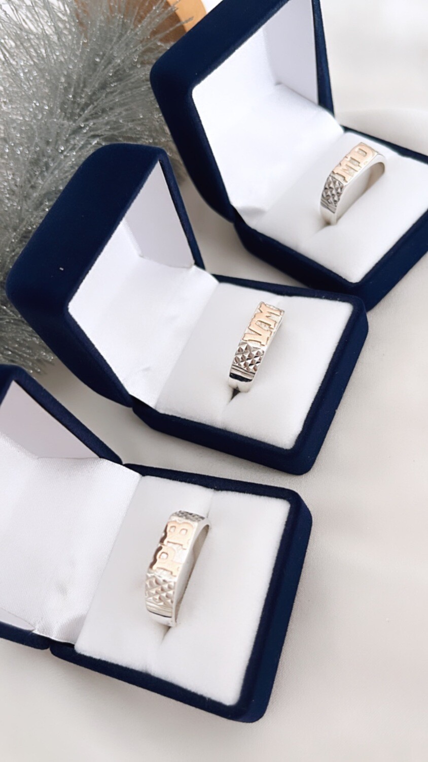 Anillo mesa con iniciales en oro dama