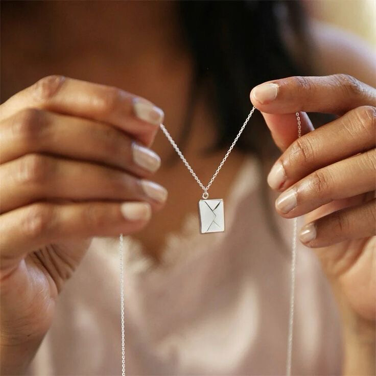 Collar sobre y carta