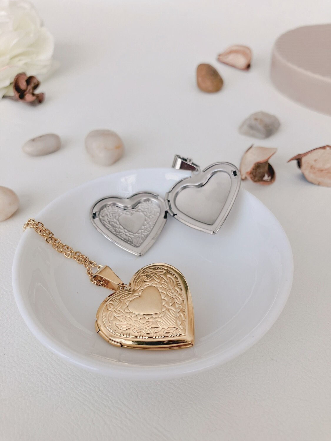 Relicario corazón relieve