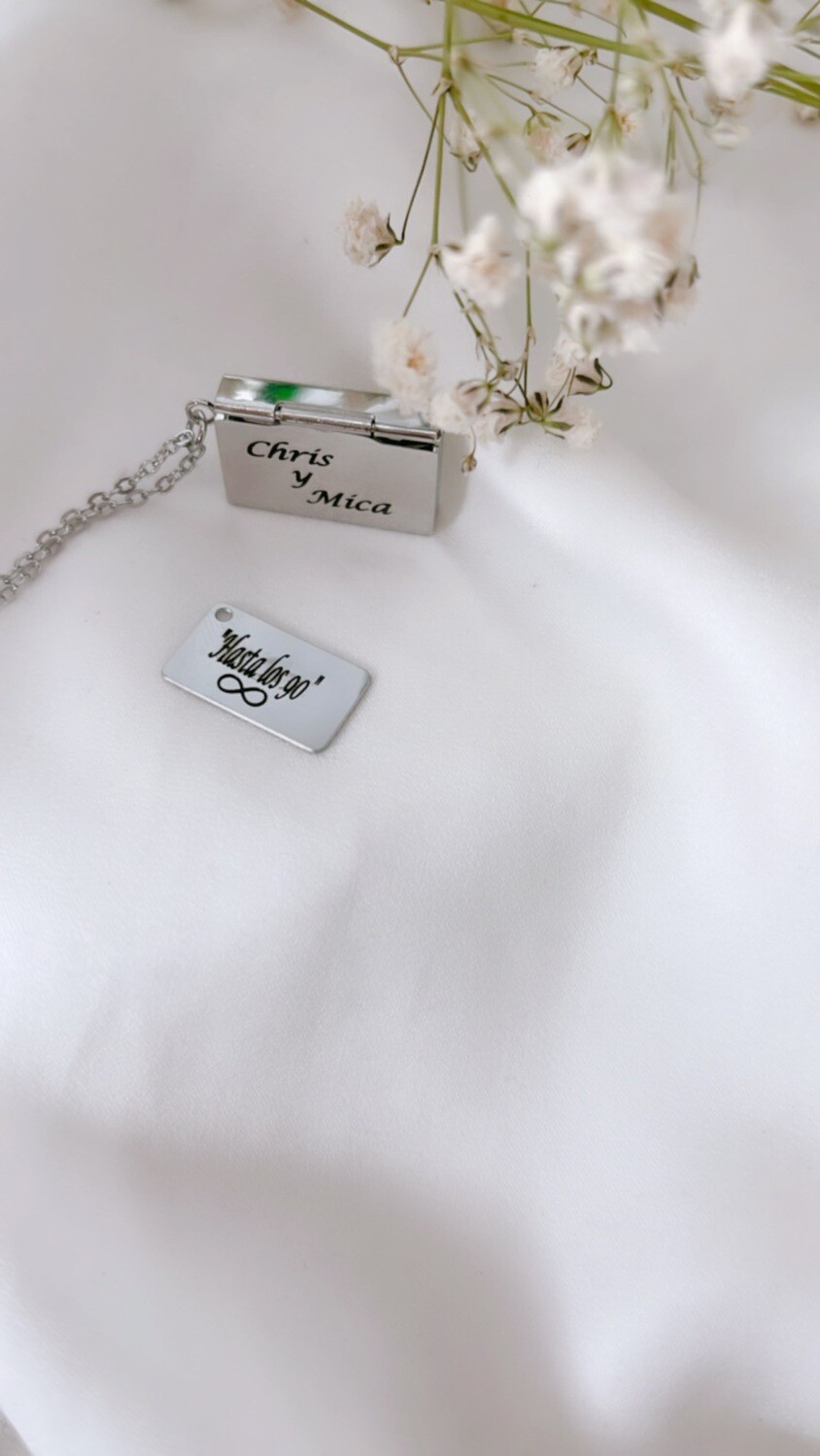 Collar sobre y carta
