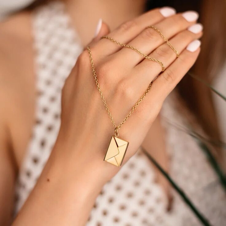 Collar sobre y carta