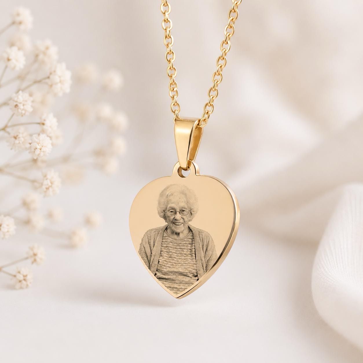 Collar con imagen dorado