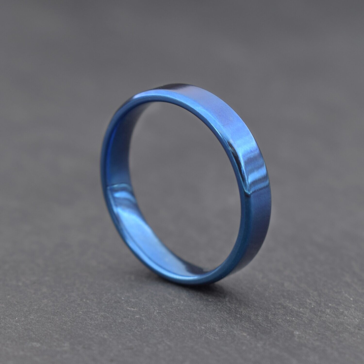 Titanium ring | Blauw | 4 mm breed