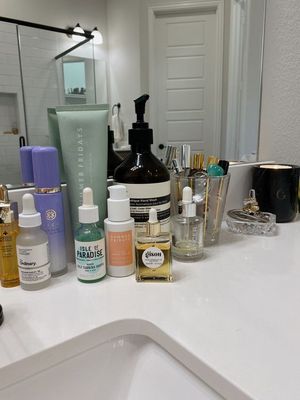 Handmade Skincare vs. Commercial Skincare: The Natural Beauty Debate