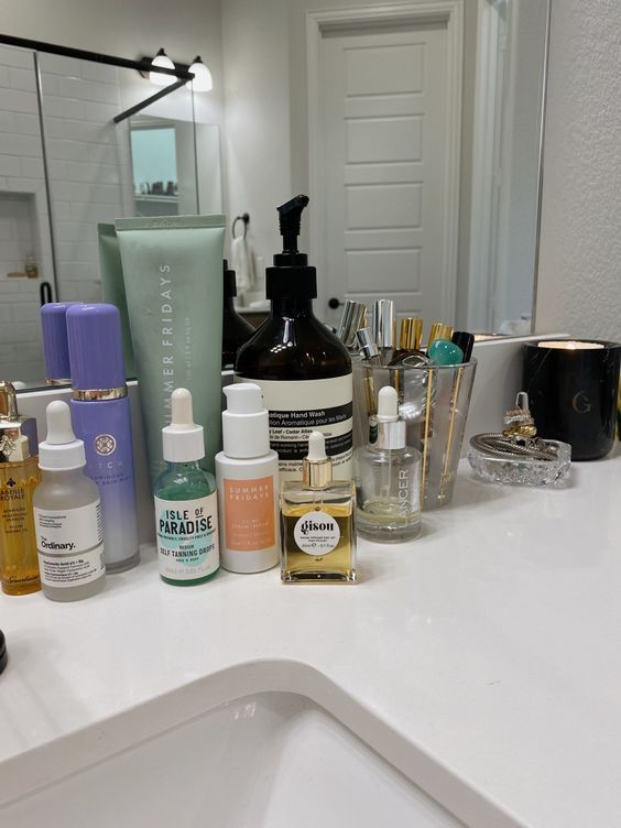 Handmade Skincare vs. Commercial Skincare: The Natural Beauty Debate