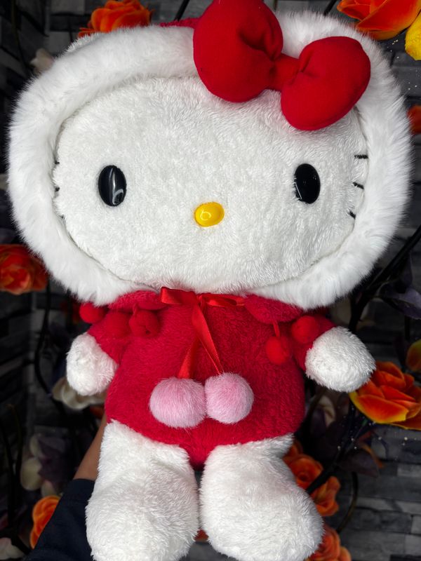 Hello Kitty in Christmas Outfit
