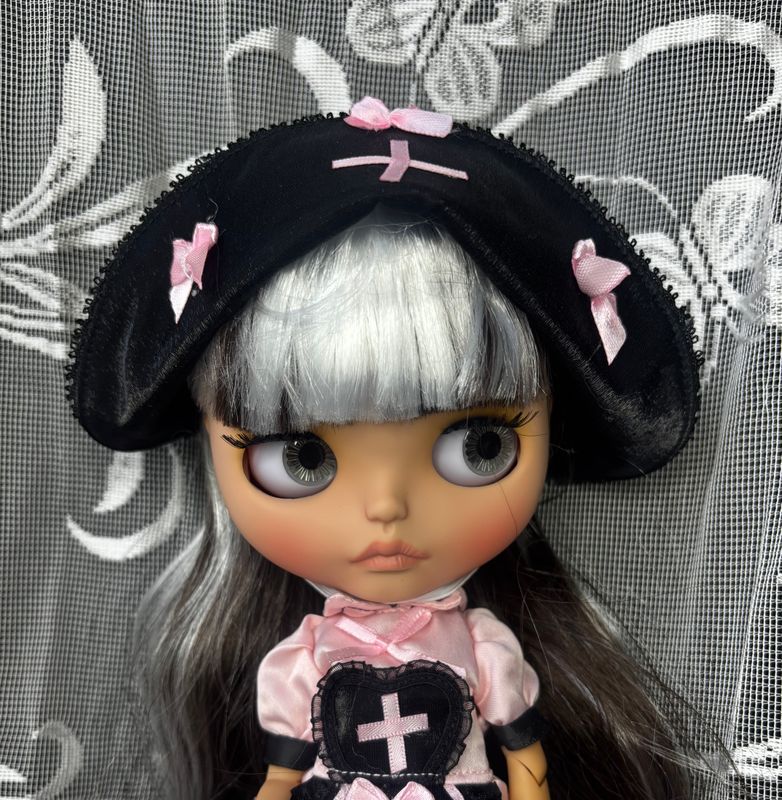 Bella - Blythe doll