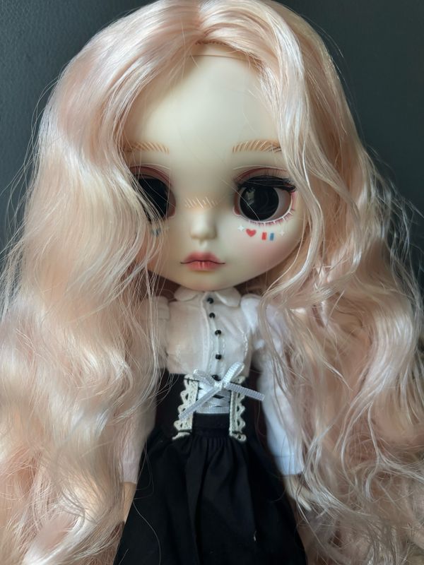 Bella - Blythe doll
