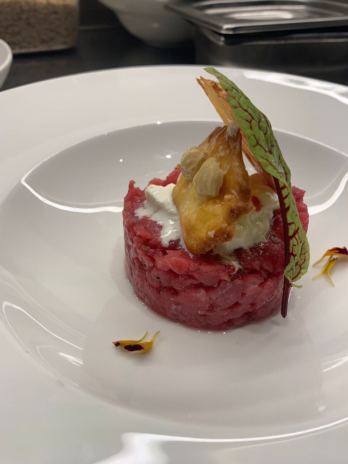 Crudo di manzo al coltello di Fassone piemontese Crema di burrata, tartufo nero Ed il croccante sgusciato