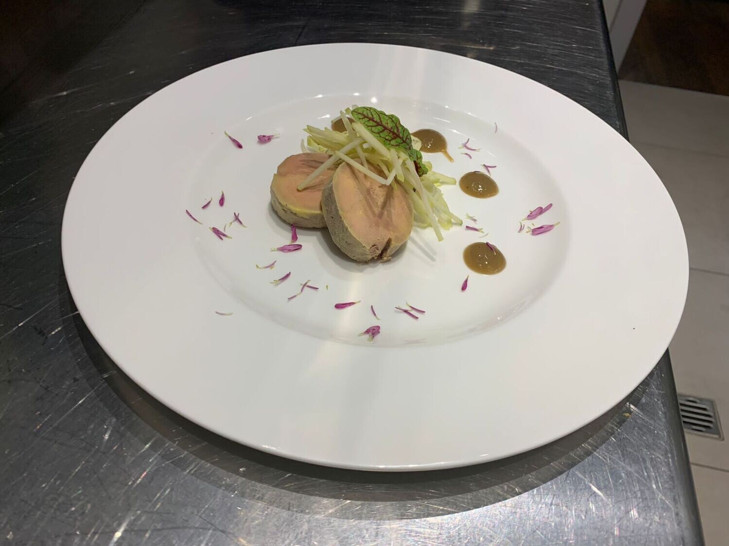 Torcione di foie gras, fico caramellato al cassis e Pan brioches alla cannella