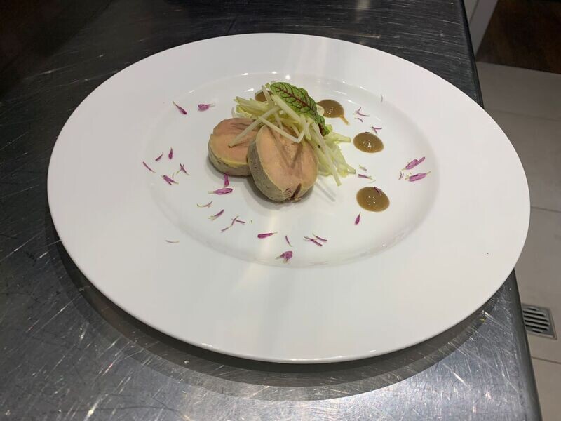 Torcione di foie gras, fico caramellato al cassis e Pan brioches alla cannella
