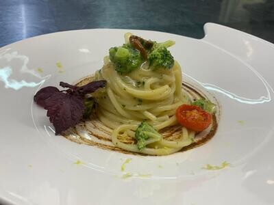 Spaghettone ai ricci di mare,broccoletti ed aglio nero